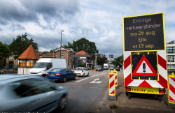 Ernstige verkeershinder rond binnenstad in Apeldoorn: Deventerstraatbrug